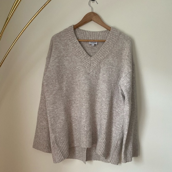Flat White V-Neck Oversized Oatmeal Sweater size Medium - Picture 2 of 5